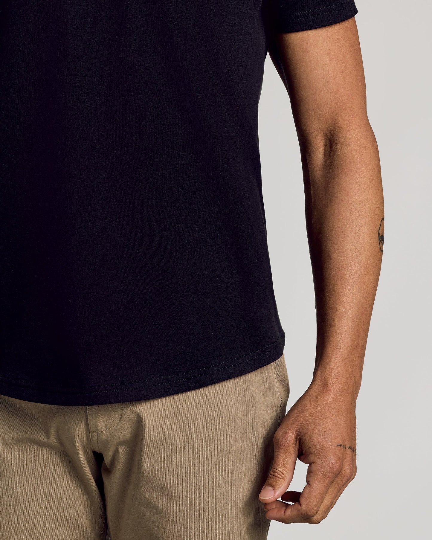 Set of 6 Black Crew Neck T-Shirts with Curved Hem